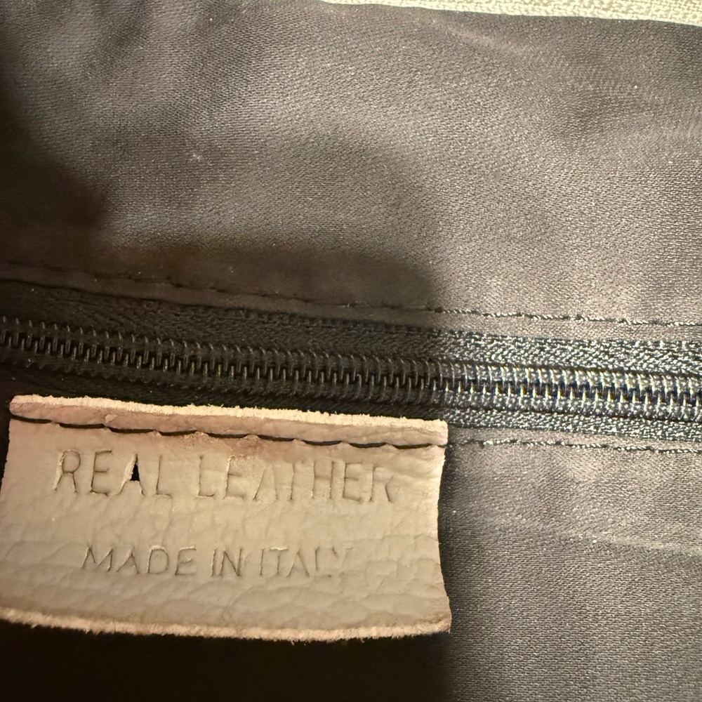 Elegant Gray Italian Leather Shoulder Bag - Picture 3 of 4